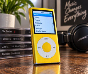 Apple iPod Nano 4th Gen A1285 8GB Yellow MP3 Music Player Vintage